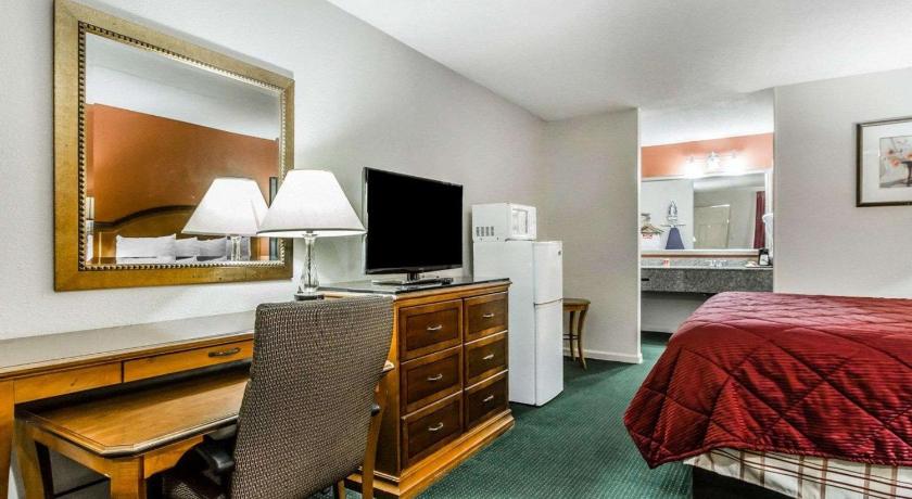 Econo Lodge Inn and Suites