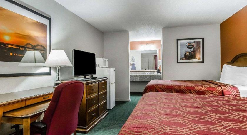 Econo Lodge Inn and Suites