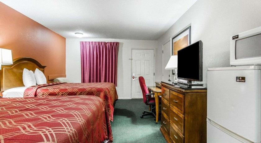 Econo Lodge Inn and Suites