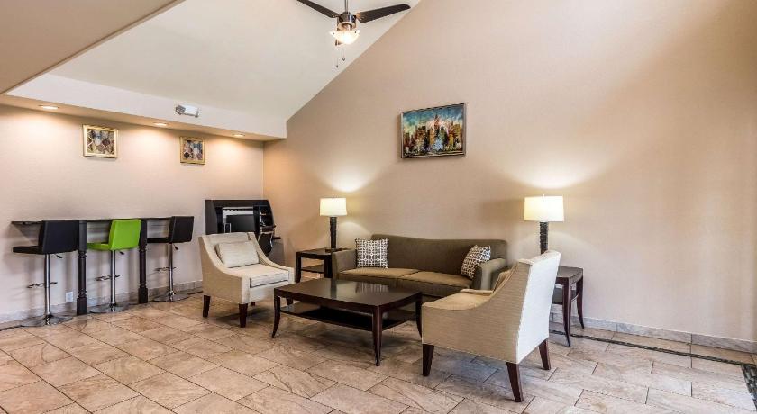a living room filled with furniture and a fireplace, Quality Inn University Area in Auburn (AL)