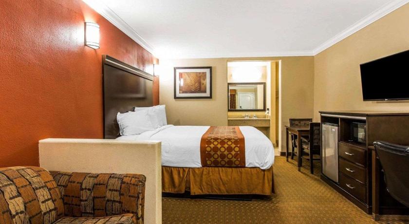 Rodeway Inn & Suites Corona