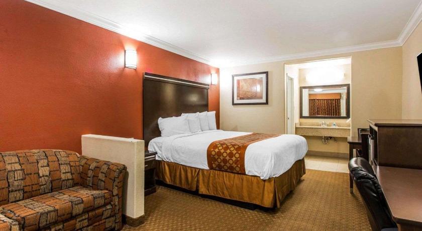 Rodeway Inn & Suites Corona