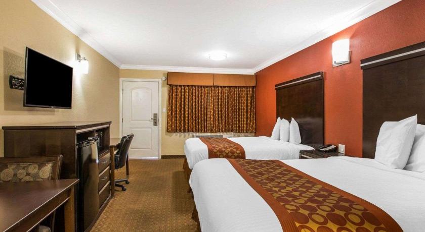 Rodeway Inn & Suites Corona