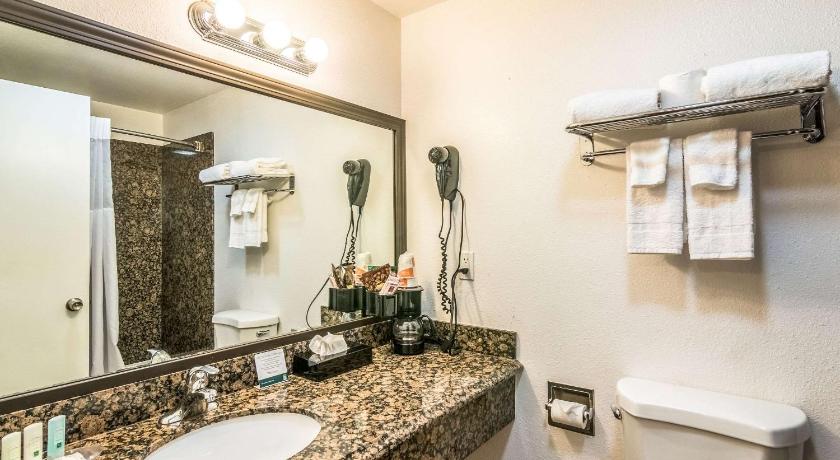 Quality Inn & Suites near Downtown Bakersfield