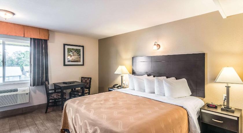 Quality Inn & Suites near Downtown Bakersfield