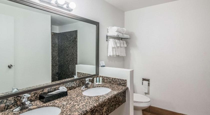 Quality Inn & Suites near Downtown Bakersfield