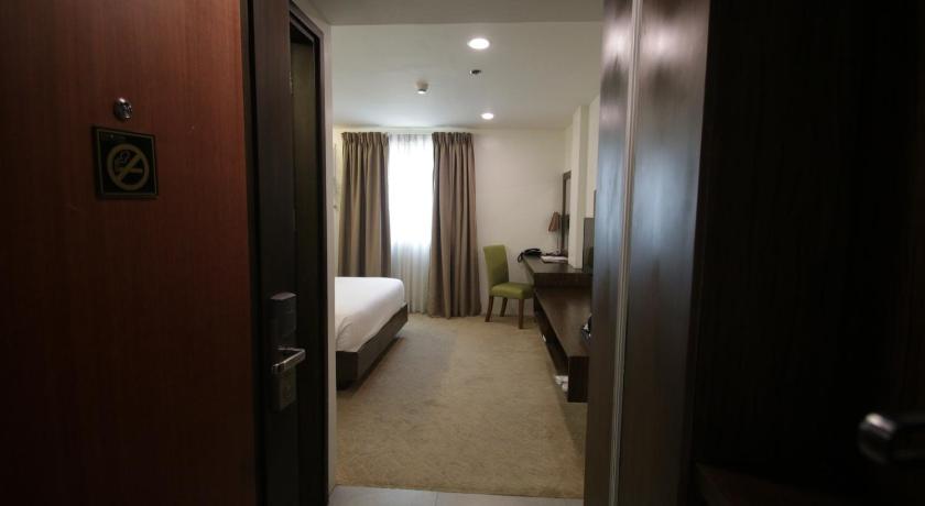 Image of Deluxe Queen Room 4