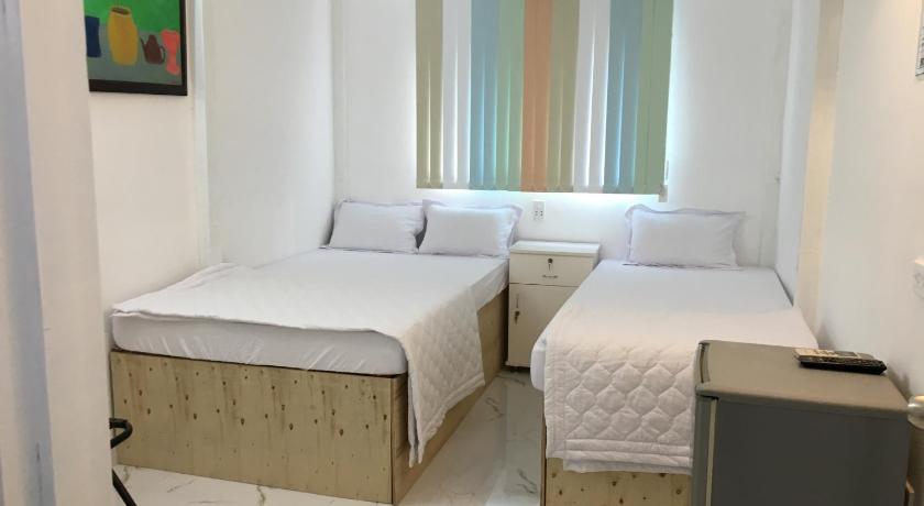 a hotel room with two beds and two lamps, Baoanh Hostel in Ho Chi Minh City