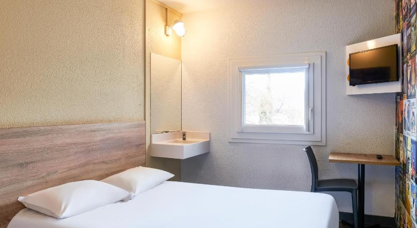 Image of Tandem Room with Shared Bathroom 1