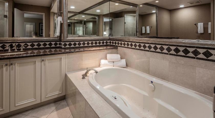 Image of Deluxe King Suite (No Resort Fees + Free Parking) 2