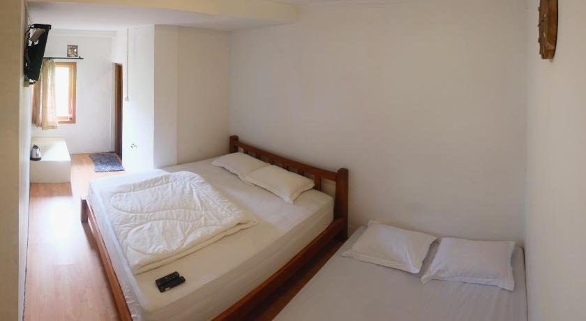 Image of Family Room with Shared Bathroom 4
