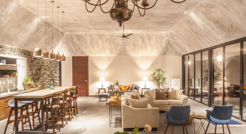 Elakai Munnar 2019 Reviews Pictures Deals