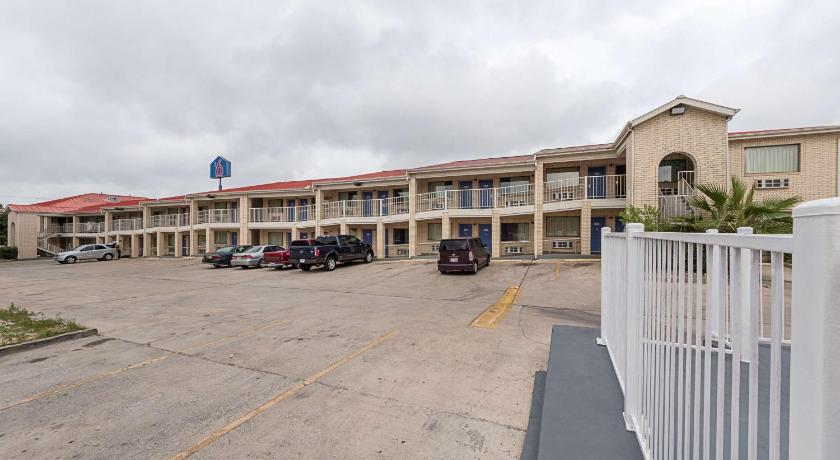 Motel 6-San Antonio, TX - Fiesta Trails