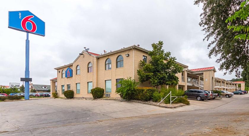 Motel 6-San Antonio, TX - Fiesta Trails