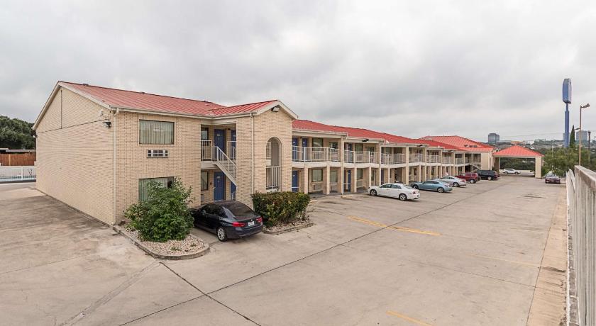 Motel 6-San Antonio, TX - Fiesta Trails