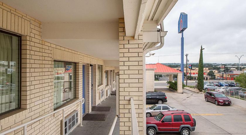 Motel 6-San Antonio, TX - Fiesta Trails