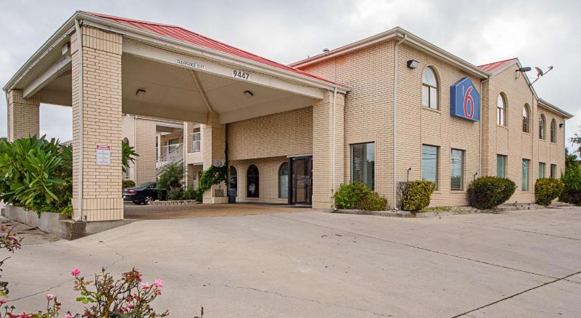 Motel 6-San Antonio, TX - Fiesta Trails