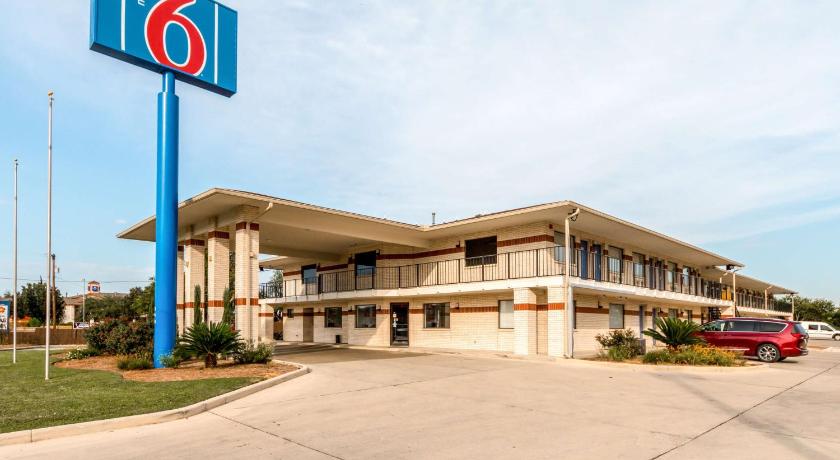 Motel 6-San Antonio, TX - South WW White Rd