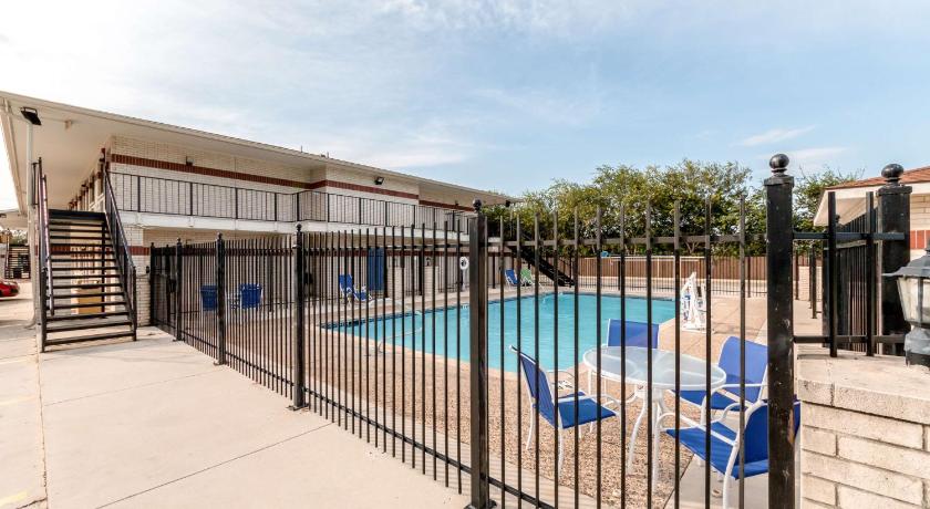 Motel 6-San Antonio, TX - South WW White Rd