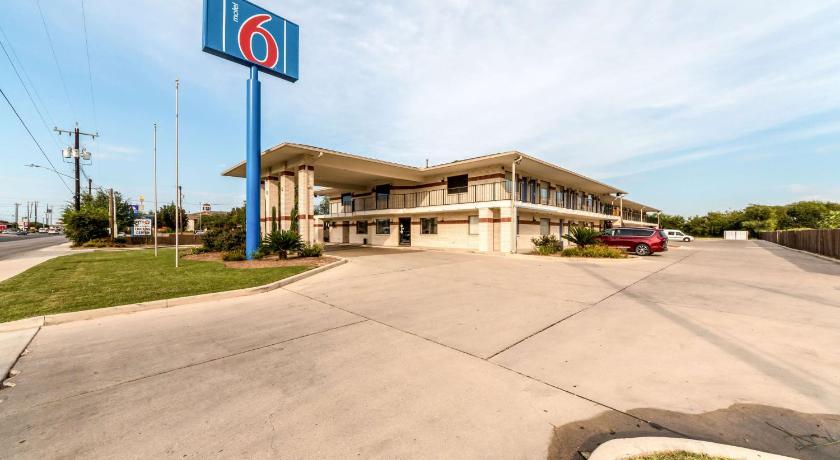 Motel 6-San Antonio, TX - South WW White Rd