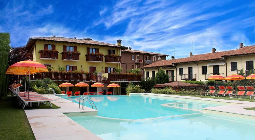 Hotel Romantic photo