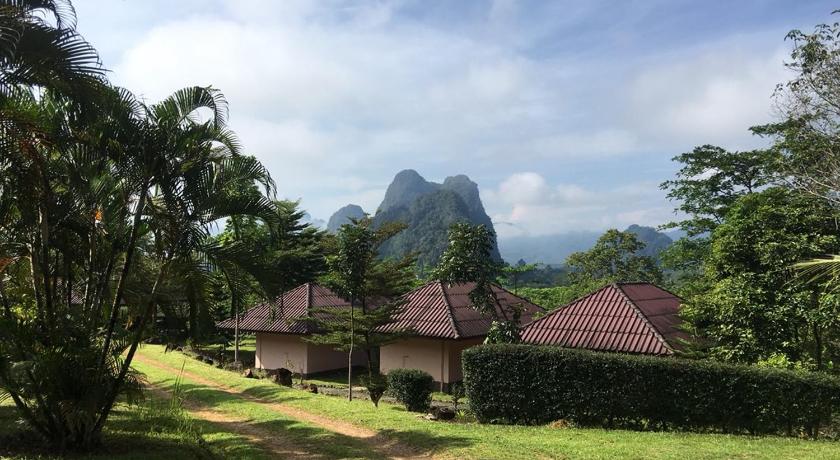 a small village with trees and shrubbery, Khao Sok Hill Top Resort in Surat Thani