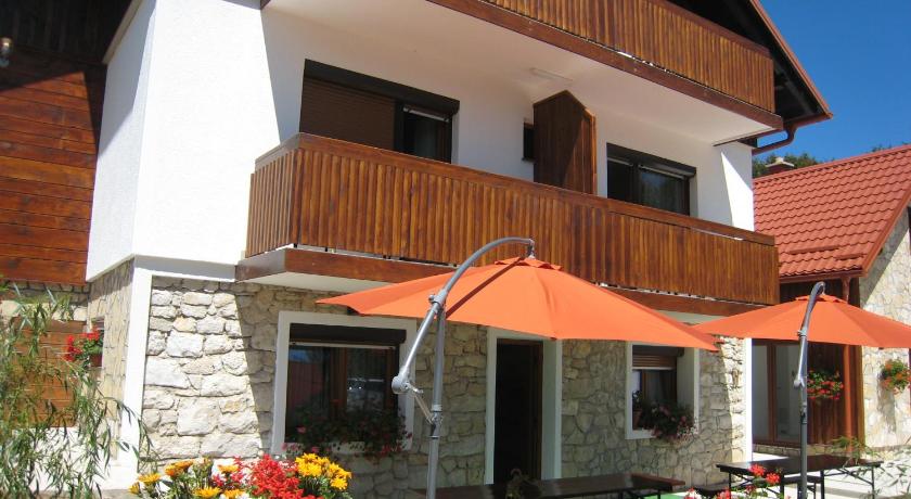 Sixteen Lakes Guest House 2 — Hotel in Plitvicka Jezera