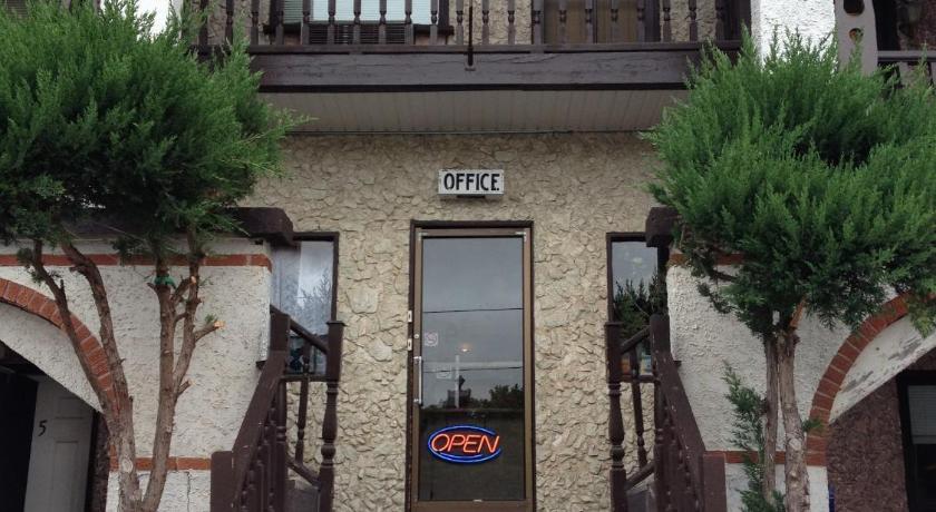 Cedar Springs Motel photo