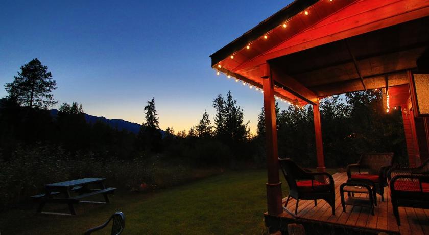 Mica Mountain Lodge & Log Cabins photo