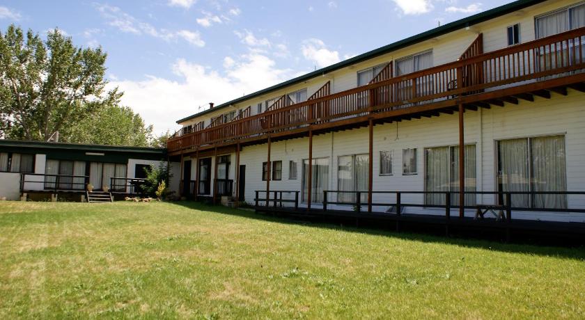 a large building with a grassy area in front of it, Siesta Villa in Jindabyne