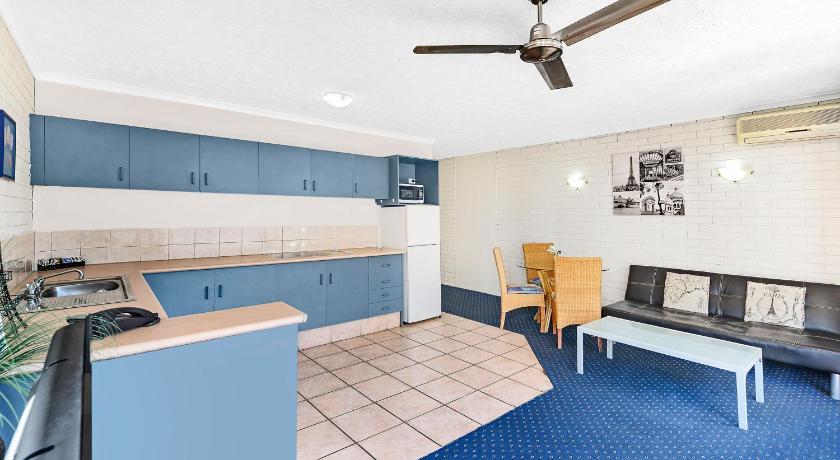 Broadbeach Travel Inn Apartments photo