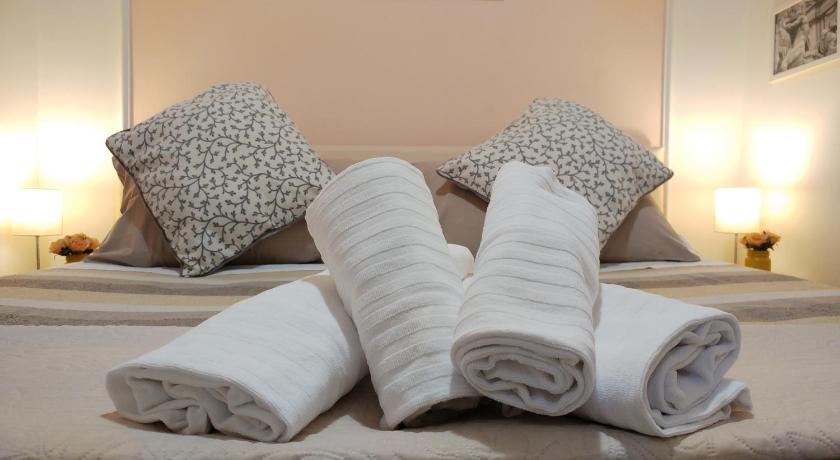 Фото: Одноместный номер с ванной комнатой (Single Room with Bathroom) 0