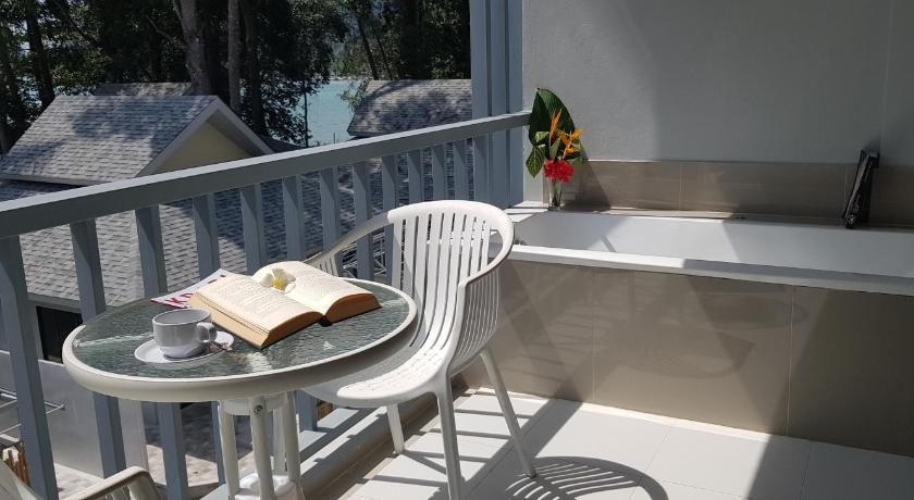 Image of Deluxe Twin Room with Balcony 4