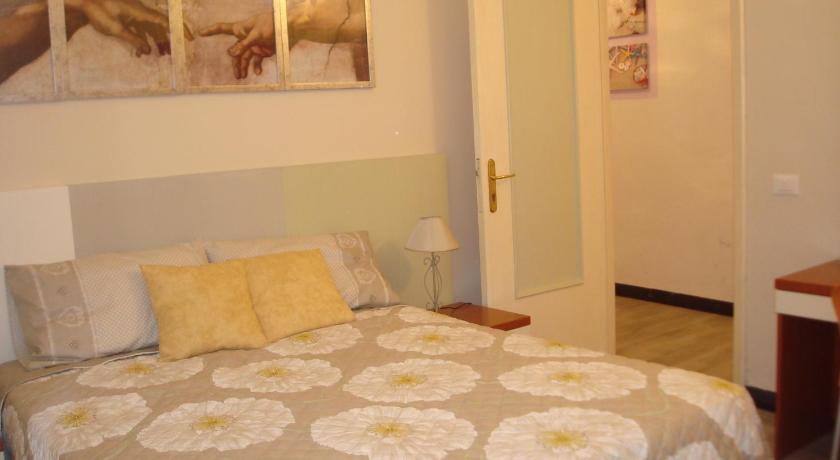 a bedroom with a bed and a dresser, Affittacamere La Spezia Inn in La Spezia