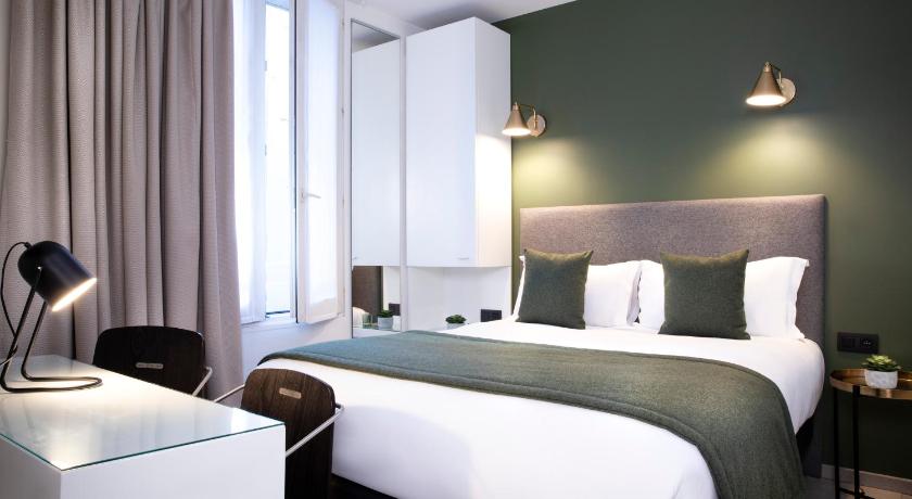 a hotel room with two beds and two lamps, Hotel Brady in Paris