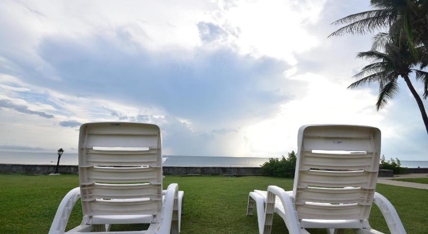 Hua Hin Beachfront Condo With Beach Access & Pools - image 7