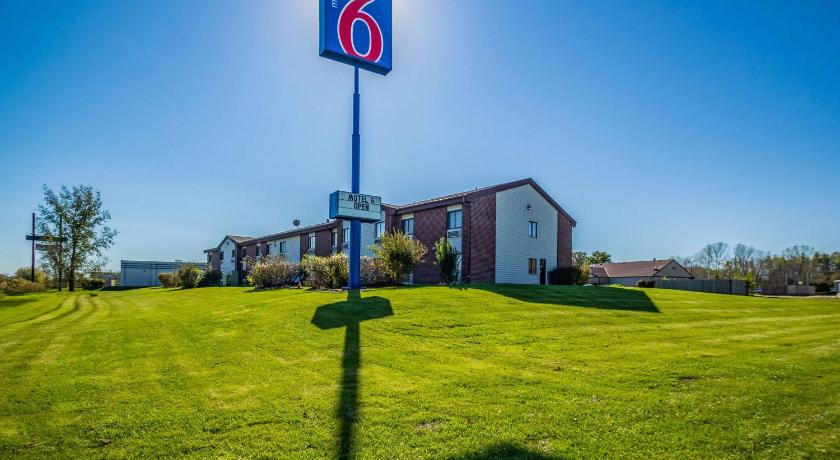 Motel 6-Saukville, WI