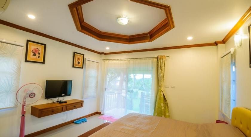 a bedroom with a bed and a television, ม่อนชมดอย in Chiang Dao
