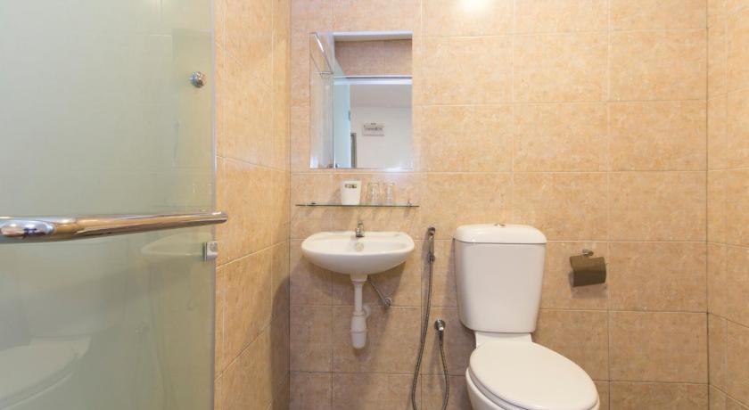 a bathroom with a toilet, sink, and shower, Fumah Hotel Kepong in Kuala Lumpur