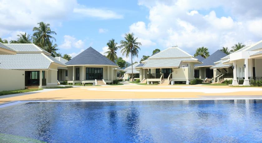 a large white swimming pool in front of a house, Wis Beach Khanom in Nakhon Si Thammarat