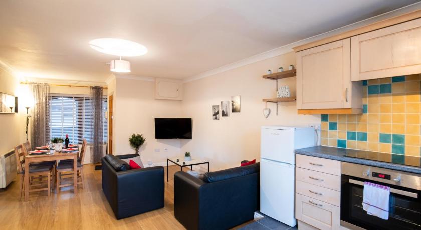 Spacious 2BR Flat in Stansted - image 18