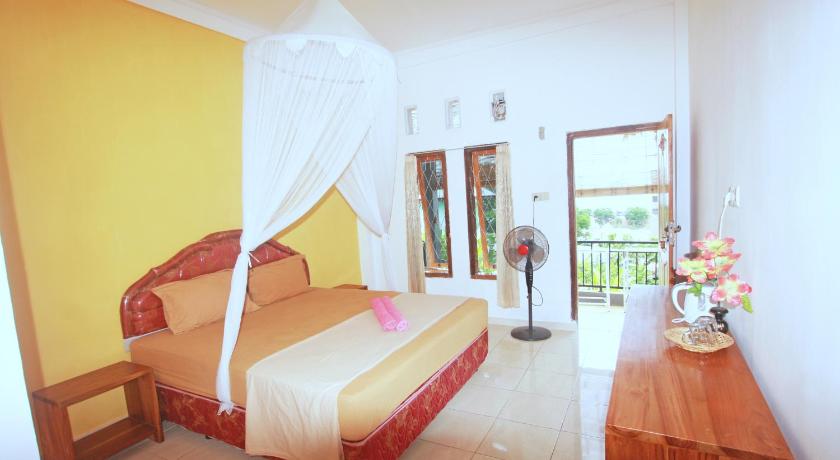 a bedroom with a large bed and a large window, Manta Manta Guesthouse in Labuan Bajo