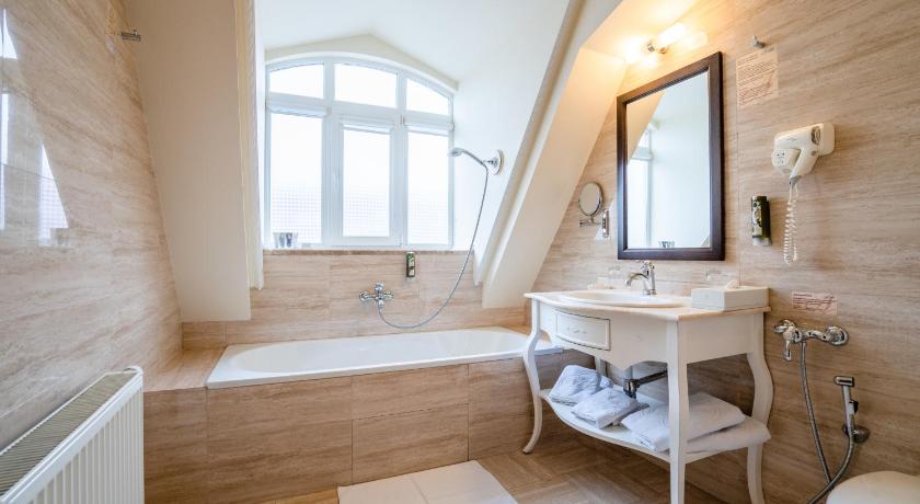 Attache Hotel photo