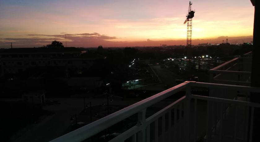 Minutes to Mactan Airport with Netflix and Unli Internet photo