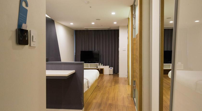 Image of Deluxe Queen Room 6