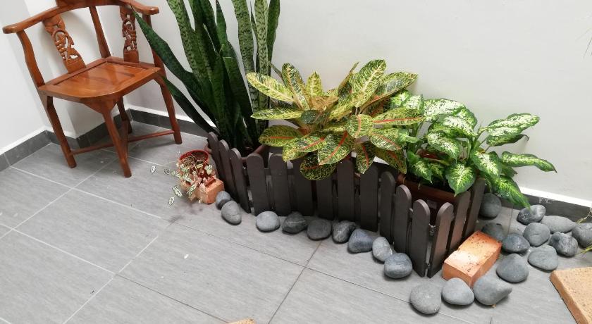 a garden area with plants and a table, E-Home Kulai in Johor Bahru