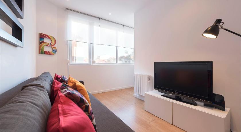 LovelyStay - Porto Box photo