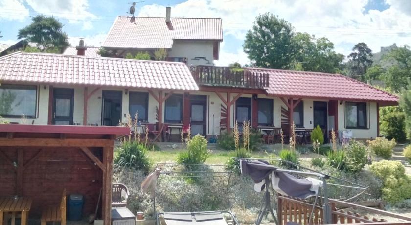 Penzion Nad jezerem — Hotel in Pavlov