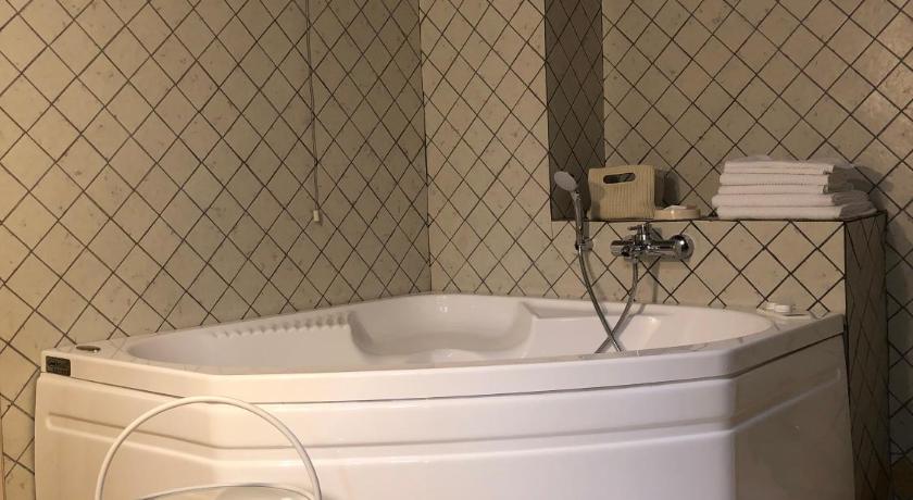 Image of Double Room with Spa Bath and Lake View 5
