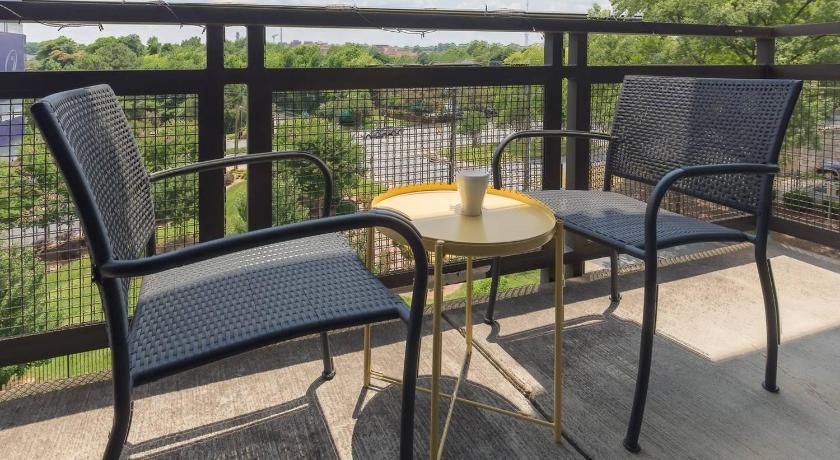 Trifecta Prime Location & Balcony Superhost photo
